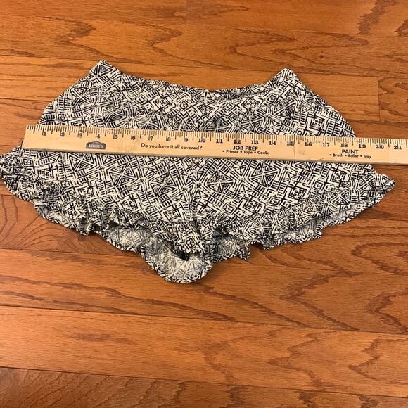 Sadie and Sage extra small geometric design shorts with ruffle hem - Picture 8 of 10